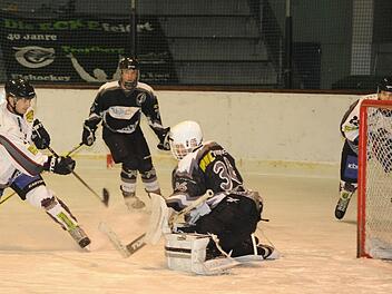 Die Ausnahme: Viktor Ledin (links) überwindet Trostbergs Goalie Adam Vrba. Foto: Hopf