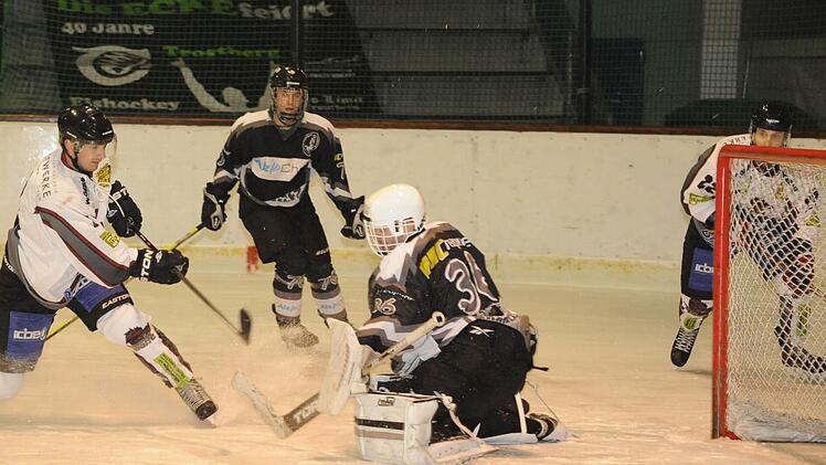 Die Ausnahme: Viktor Ledin (links) überwindet Trostbergs Goalie Adam Vrba. Foto: Hopf