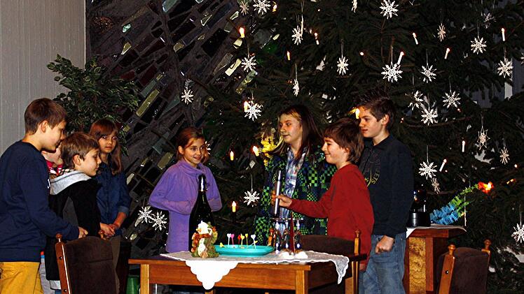 Die Partygäste unterm Christbaum finden die "Bescherung" durch eine Kindesgeburt als Störung und schicken das Ehepaar in eine Abstellkammer.