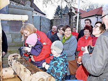 Rund 30 Einheimische trafen sich am fahrbaren Dorfbrunnen, um Geld für wohltätige Zwecke zu spenden. Fotos: Peter Rauch