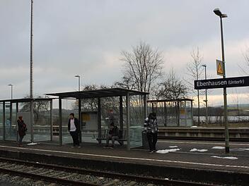 Die Aufenthaltsqualität auf dem Ebenhäuser Bahnhof ist eher bescheiden. Foto: Mäuser