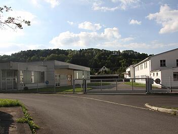 In drei Hallen auf dem ehemaligen Gelände der Firma Dreefs in Unterrodach soll eine neue Notunterkunft für die Flüchtlinge eingerichtet werden. Bis 17. Oktober sollen die Flüchtlinge von der Turnhalle am Schulzentrum nach Unterrodach ziehen.  Foto: Anja Greiner
