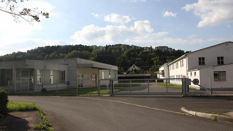 In drei Hallen auf dem ehemaligen Gelände der Firma Dreefs in Unterrodach soll eine neue Notunterkunft für die Flüchtlinge eingerichtet werden. Bis 17. Oktober sollen die Flüchtlinge von der Turnhalle am Schulzentrum nach Unterrodach ziehen.  Foto: Anja Greiner