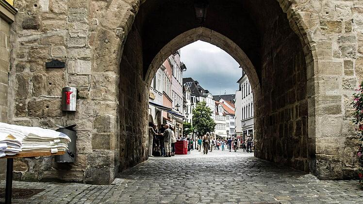 Blick durch das Coburger Spitaltor Richtung Spitalgasse gegen 12 Uhr: die Stadt hat sich gefüllt.Foto: Jochen Berger