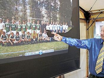 Auch an das legendäre Freundschaftsspiel gegen den SV Schweinfurt, das mit 0:9 Toren verloren ging, wurde bei Kommersabend erinnert. Der zweite Vorsitzende Oswald Seit zeigte in seinem Rückblick dieses Foto, das beide Mannschaften vor dem Spiel zeigt. Damals, feierten die Sportfreunde Althausen gerade ihr zehnjähriges Bestehen. Fotos: Dieter Britz