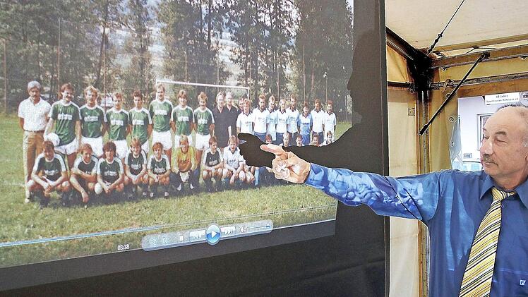 Auch an das legendäre Freundschaftsspiel gegen den SV Schweinfurt, das mit 0:9 Toren verloren ging, wurde bei Kommersabend erinnert. Der zweite Vorsitzende Oswald Seit zeigte in seinem Rückblick dieses Foto, das beide Mannschaften vor dem Spiel zeigt. Damals, feierten die Sportfreunde Althausen gerade ihr zehnjähriges Bestehen. Fotos: Dieter Britz