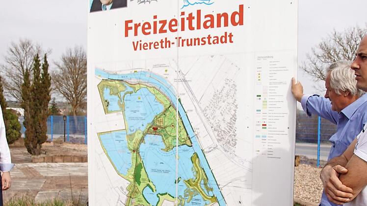 Über den aktuellen Stand des künftigen Freizeitlandes Pfister informierten sich Bürgermeister Michael Ziegler und die Mitglieder des Bauausschusses Eltmann vor Ort bei den Unternehmensvertretern Manfred und Manuel Pfister (von links). Sie gaben Erläuterungen zu den Planungen auf dem Areal in Roßstadt, Trunstadt und Oberhaid. Fotos: Sabine Weinbeer