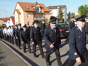 Ein langer Festzug mit den Feuerwehrabordnungen des Stadtgebietes bewegte sich von der Kirche Heilige Familie zum Feuerwehrhaus. Foto: Alfred Thieret