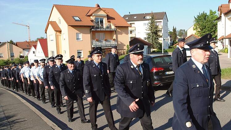 Ein langer Festzug mit den Feuerwehrabordnungen des Stadtgebietes bewegte sich von der Kirche Heilige Familie zum Feuerwehrhaus. Foto: Alfred Thieret