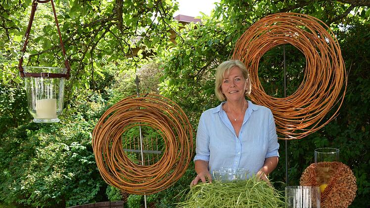 Martina Straub vor verschiedenen Kunstobjekten. Für diese wurde ihr beim fürstlichen Gartenfest Schloss Fasanerie in Eichenzell der Produktpreis Objekt, Kunst und Möbel verliehen. Foto: Björn Hein
