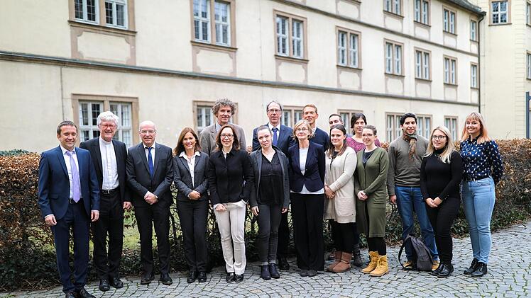 Referenten, Stipendiaten und ihre wissenschaftlichen Betreuer im Innenhof der Universität  in Bamberg.           Foto: Katharina Thoma/Universität Bamberg