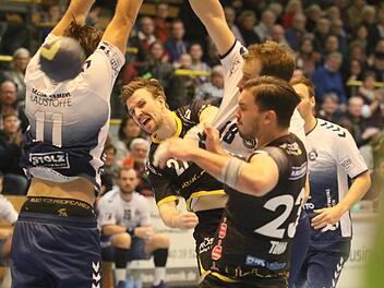 Pontus Zetterman (Nummer 27) und Marcel Timm (23) zählten noch zu den Aktivposten in Lübeck, konnten die Niederlage aber auch nicht verhindern. Foto: Iris Bilek