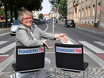 Hier könnten Sie sitzen und Ihre Geschichte erzählen. Ab Dienstag ist FT-Reporterin Anette Schreiber mit zwei Stühlen auf Tour durch den Landkreis Bamberg. Foto: Ronald Rinklef