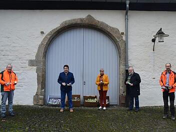Übergabe der Wildwurst an die Tafeln mit Vertretern des Forstbetriebs und der Tafeln Gemünden und Hammelburg: Die Corona-Regelungen (Mindestabstände) wurden dabei vorschriftsmäßig eingehalten. Im Bild (von rechts) Andreas Füller vom Forstbetrieb Hammelburg, Werner Bergmann und Luise Smolik von der Tafel Hammelburg, Armin Stichel von der Tafel Gemünden und Daniel Zippert vom Forstbetrieb Hammelburg.  Foto: Klaus Bickel