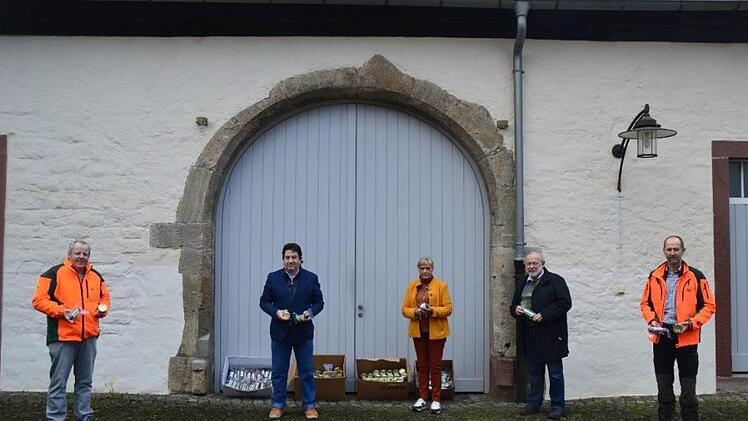 Übergabe der Wildwurst an die Tafeln mit Vertretern des Forstbetriebs und der Tafeln Gemünden und Hammelburg: Die Corona-Regelungen (Mindestabstände) wurden dabei vorschriftsmäßig eingehalten. Im Bild (von rechts) Andreas Füller vom Forstbetrieb Hammelburg, Werner Bergmann und Luise Smolik von der Tafel Hammelburg, Armin Stichel von der Tafel Gemünden und Daniel Zippert vom Forstbetrieb Hammelburg.  Foto: Klaus Bickel