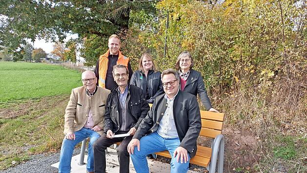 Fröhliches Probesitzen auf der neuen Bank am Storchennest in Melkendorf: (vorne, von links) Stadtrat Lothar Seyfferth, Gartenbauvorsitzender Dr. Wolfgang Branscheid und OB Ingo Lehmann, (hinten, von links) stellvertretender Bauhofleiter Michael Dö...