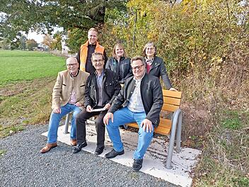 Fr&ouml;hliches Probesitzen auf der neuen Bank am Storchennest in Melkendorf: (vorne, von links) Stadtrat Lothar Seyfferth, Gartenbauvorsitzender Dr. Wolfgang Branscheid und OB Ingo Lehmann, (hinten, von links) stellvertretender Bauhofleiter Michael D&ouml;...