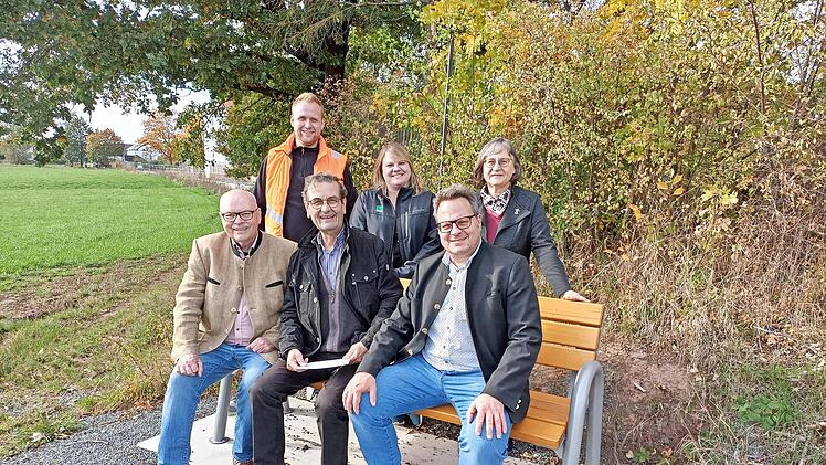 Fröhliches Probesitzen auf der neuen Bank am Storchennest in Melkendorf: (vorne, von links) Stadtrat Lothar Seyfferth, Gartenbauvorsitzender Dr. Wolfgang Branscheid und OB Ingo Lehmann, (hinten, von links) stellvertretender Bauhofleiter Michael Dö...