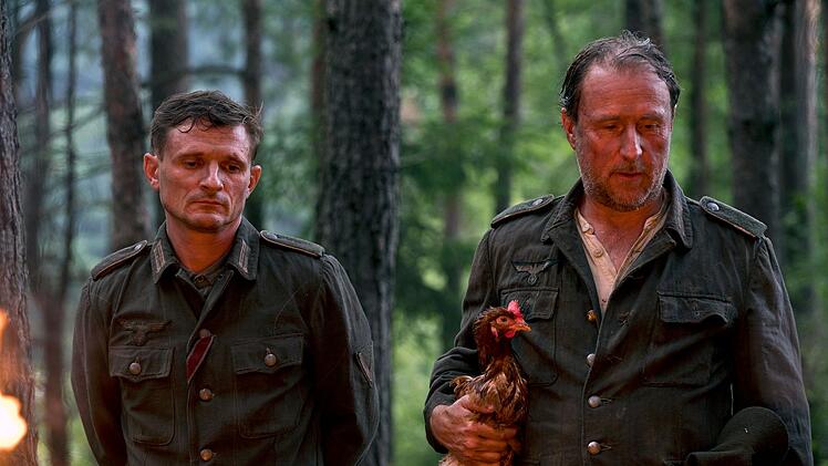 Zwei deutsche Soldaten in einem polnischen Wald, den sie kurz vor Kriegsende verteidigen sollen: Die Star-Schauspieler Florian Lukas (links) und Bjarne M&auml;del gaben sich in diesem Film auch mit kleinen Rollen zufrieden.