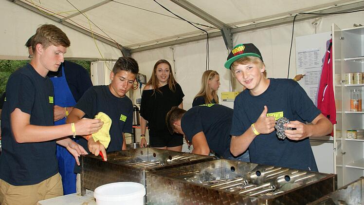Nach dem Essen heißt es Putzen: Reihum geht der Küchendienst, hier Sebastian, Pascal, Annika, Theresa, Maximilian und Christoph von der Feuerwehr Trossenfurt-Tretzendorf. Wie man sieht, kann man auch gut gelaunt schrubben.