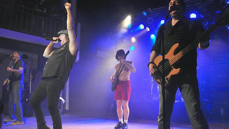 Auf ihrer "We salute you"-Tour gab die AC/DC-Tribute-Band "Barock" ein begeisterndes Konzert beim Kulturamt Haßfurt. Foto: Langer