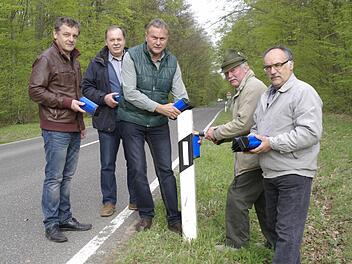 Von den Wildreflektoren verspricht sich die Jägerschaft Fuchsstadt, vertreten durch (v. l.) Martin Volpert, Josef Mützel, Alois und Otmar Bayer und Jagdvorsteher Alfred Kippes weniger Wildunfälle. Fotos: Winfried Ehling