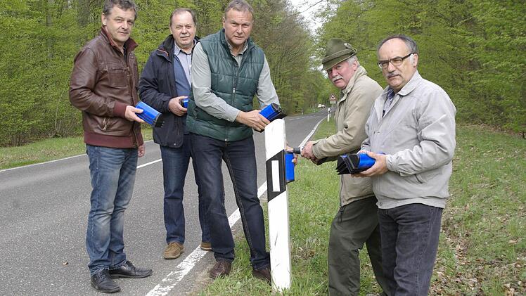 Von den Wildreflektoren verspricht sich die Jägerschaft Fuchsstadt, vertreten durch (v. l.) Martin Volpert, Josef Mützel, Alois und Otmar Bayer und Jagdvorsteher Alfred Kippes weniger Wildunfälle. Fotos: Winfried Ehling