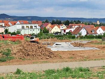Bis zum Frühjahr 2016 soll das neue Baugebiet Osterfeld II in Haßfurt fertig erschlossen sein. Der erste Wohnhausbau hat mittlerweile begonnen.   Fotos: Ulrike Langer