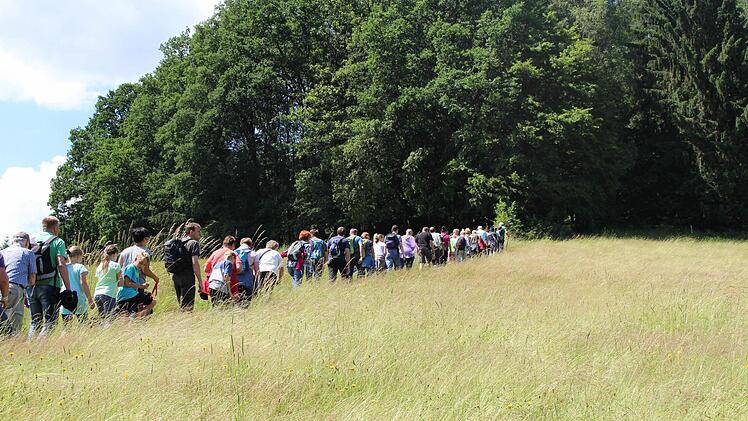 Hoch zur Kapelle mussten zunächst alle Teilnehmer der Mühlenwanderung laufen. Von dort aus ging es dann gemächlicher Richtung Scheuermühle weiter.  Foto: Julia Raab