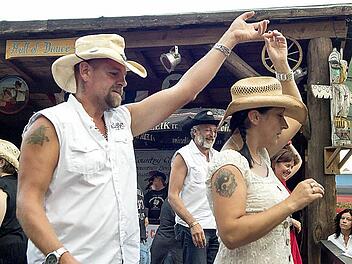 Linedancer aus der ganzen Region gehören zu den Stammgästen beim Festival der Mountain Lions in Neustadt. Am Freitag ab 14 Uhr ist das Festivalgelände an der Mörikestraße bei freiem Eintritt geöffnet. Foto: Albert Höchstädter / Archiv
