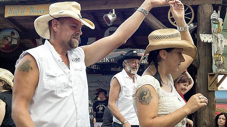 Linedancer aus der ganzen Region gehören zu den Stammgästen beim Festival der Mountain Lions in Neustadt. Am Freitag ab 14 Uhr ist das Festivalgelände an der Mörikestraße bei freiem Eintritt geöffnet. Foto: Albert Höchstädter / Archiv