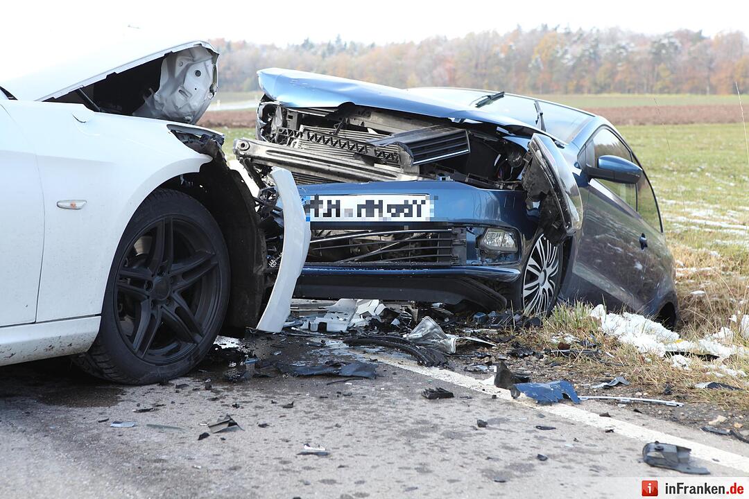 Frontalcrash nach Vorfahrtsmissachtung – Auto landet im Graben