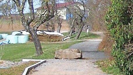 Durch die Sperrung des Weges zwischen Lindenstraße und dem Neubaugebiet "Eller IV" durch einen großen Stein habe sich das Verkehrsaufkommen durch die Schulstraße erheblich erhöht. Foto: Wolfgang Saam