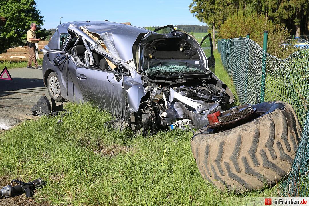 Kreis Hof: Auto kracht auf Holztransporter – Mutter und ihre zwei Kinder schwer verletzt
