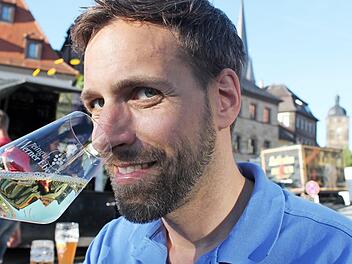 Auch Joachim Krohn ließ sich einen Schoppen schmecken. Foto: Markus Häggberg