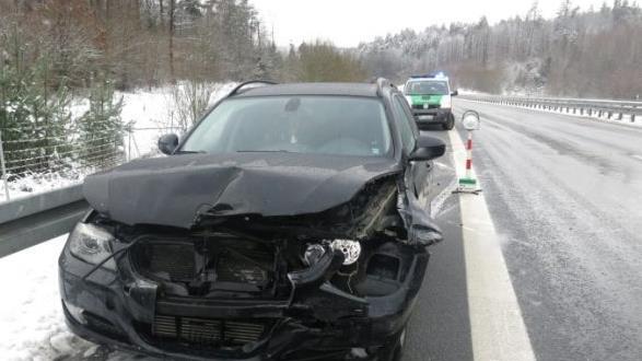 Am Mittwochvormittag kam es auf der A73 in den Kreisen Coburg und Lichtenfels gleich zu mehreren Unf&auml;llen. Schuld waren der Schnee und die Geschwindigkeit.   Foto: Polizei