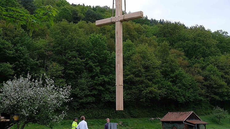 Ein Superkran hievte das Riesenkreuz passgenau die die zuvor installierte Halterung. Es war Maßarbeit auf hohem Gewichtsniveau.Gerd Schaar