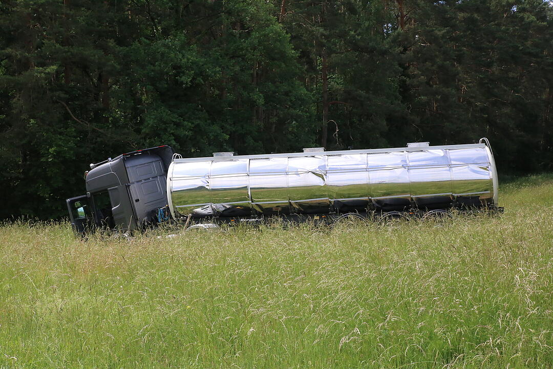 Tödlicher Unfall auf B466: Auto kollidiert mit Lkw