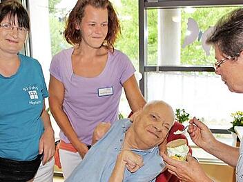 Ulla Michel (rechts) hat Adolf Langer ein Eis mitgebracht. Mit im Bild die beiden Pflegerinnen Hildegard Lamprecht (links) und Sabrina Lewandowksi Foto: Evi Seeger