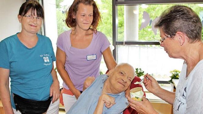 Ulla Michel (rechts) hat Adolf Langer ein Eis mitgebracht. Mit im Bild die beiden Pflegerinnen Hildegard Lamprecht (links) und Sabrina Lewandowksi Foto: Evi Seeger