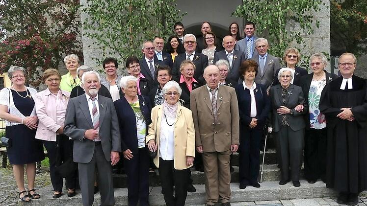 Die Jubelkonfirmanten in Wüstenstein Foto: Paul Pöhlmann