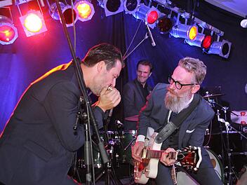 Spielten sich die musikalischen "Bälle" zu: Mark Sepanski (links) und Bart Arnauts (rechts). In der Mitte Drummer Stanley Patty.Friedwald Schedel