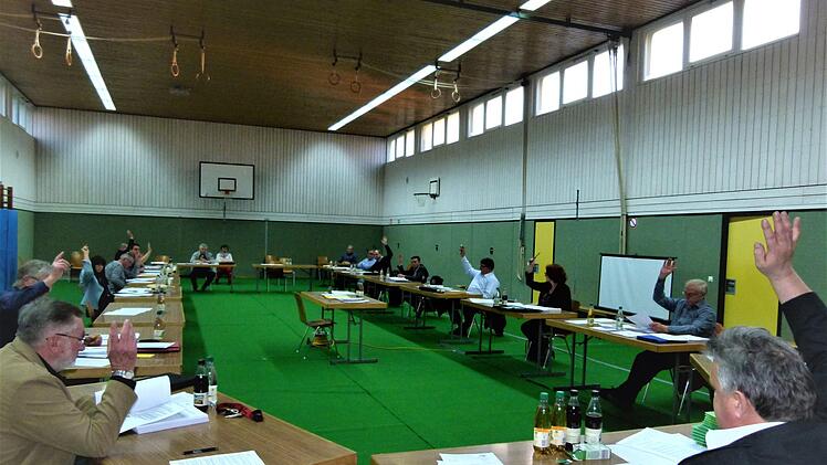 Der Gemeinderat Himmelkron tagte am Dienstagabend in der Turnhalle, um den Mindestabstands von 1,5 Metern einhalten zu können. Das Interesse der Bürger hielt sich in Grenzen, lediglich eine Zuhörerin war gekommen.  Werner Reißaus