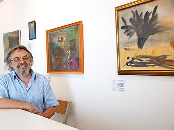 Mit einer neuen Ausstellung eröffnet die "Galerie an der Stadtmauer" in Eltmann wieder ihre Tore nach der Zwangspause durch Corona. Gerold Jakob freut sich, die Werke seiner Frau Regine und die dazugehörigen Texte den Besuchern zu präsentieren.  Foto: Sabine Weinbeer