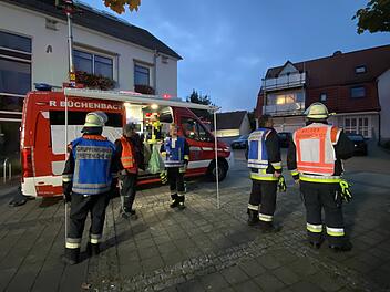Wohnhaus in Vollbrand: Polizei sucht nach Wohnungsinhaber in der Umgebung