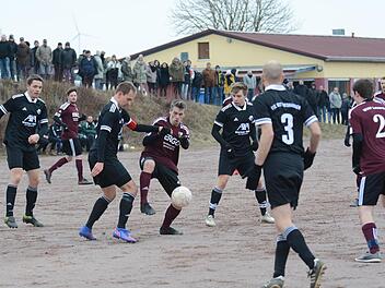 Viel Kampf und überschaubare Spielkultur bekamen die Fans beim - torlosen - Spiel des FC WMP Lauertal gegen den FC Rottershausen (in schwarz) zu sehen. Foto: ssp
