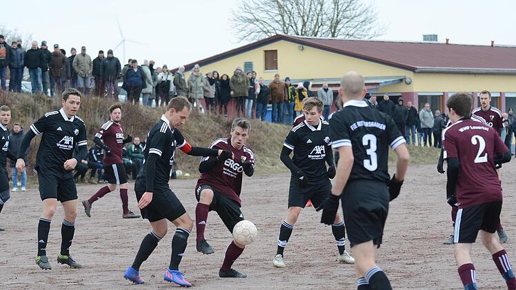 Viel Kampf und überschaubare Spielkultur bekamen die Fans beim - torlosen - Spiel des FC WMP Lauertal gegen den FC Rottershausen (in schwarz) zu sehen. Foto: ssp