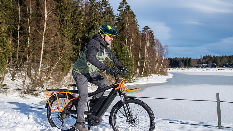 Du kannst mit deinem E-Bike oder Pedelec auch im Winter fahren.