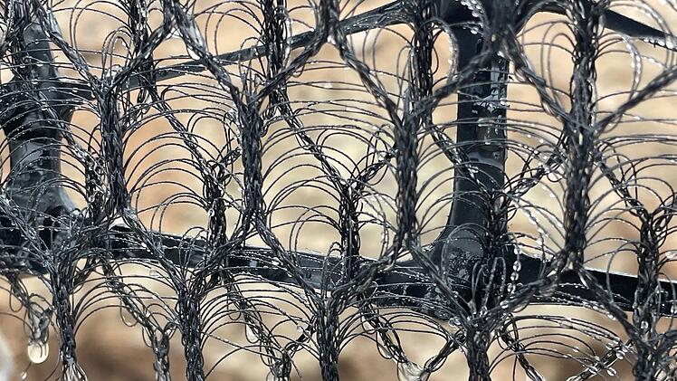 An den Netzen in den peruanischen Anden sammeln sich schnell Tr&ouml;pfchen, die f&uuml;r die Wasserversorgung genutzt werden k&ouml;nnen.