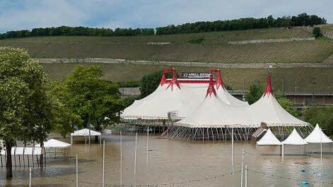 Das Africa-Festival auf den Mainwiesen in Würzburg musste am Wochenende wegen des Hochwassers abgebrochen werden. Foto: Tobias Köpplinger